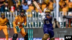 د کوټه ګلېډيېټرز لوبغاړی د پېښور زلمي لوبډلې خلاف توپ وهي ـ انځور له ارشيفه 