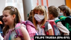 Враќањето на децата на училиште се смета за предуслов за да им се овозможи на родителите да се вратат на работа