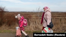 Венгрияны көздөй качып бараткан украиналыктар.