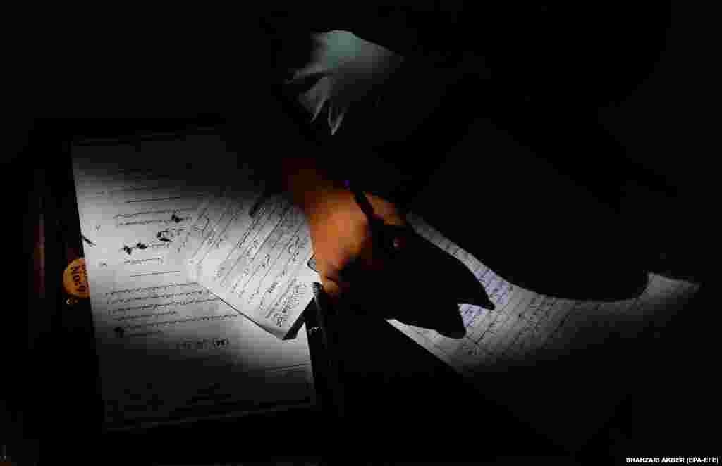 Пакистан. Студент Карачи шаарында экзамен тапшырып жатат. 20-февраль, 2022-жыл.