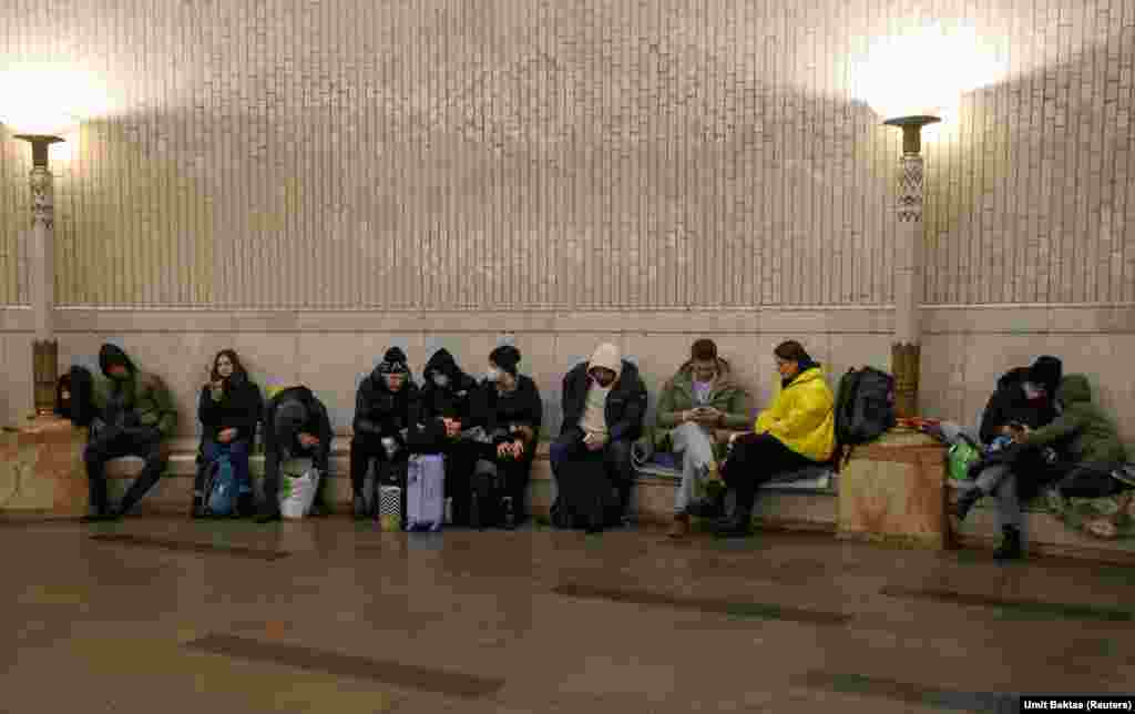 Disa nga civilët kanë marrë me vete çanta me gjësendet e tyre personale, teksa Rusia po e sulmon Ukrainën në shumë fronte.&nbsp;