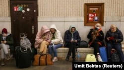 Киев. Метродо баш калкалаган тургундар.