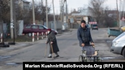 Мал пазар никна на административниот граничен контролен пункт во Станица Луханска.