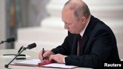 Владимир Путин подписва указа за признаване на сепаратистките "републики" в Източна Украйна