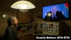 Бер ханым Русия иминлек шурасының Донбасс төбәкләренең бәйсезлеген тануга багышланган утырышын карый 