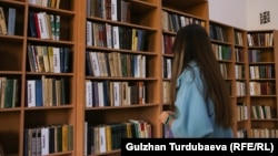 Китепканадагы кыз. Кыргызстан.