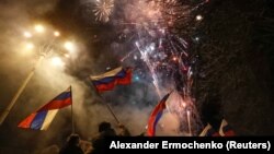 Проруски активисти слават на улиците на Доњецк откако рускиот претседател Владимир Путин ја призна независноста на сепаратистичките региони во источна Украина