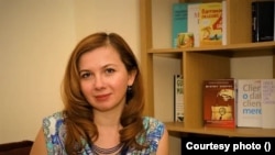 Cosmina Meseșan de la Asociația din Grijă pentru Clienți spune că cei cu simptome după ce au fost declarați vindecați trebuie să meargă a medic.