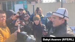 Семетей Талас уулу УКМКнын имаратынын алдында. 2022-жыл.