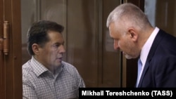 Марк Фейгін (праворуч) зі своїм підзахисним українським журналістом Романом Сущенком у російському суді. Москва, 4 червня 2018 року