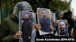 Зелимхан Хангошвили киши колдуу болгонго чейин Германияда качкын катары үй-бүлөсү менен баш калкалап жаткан.
