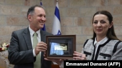 Reprezentantul Kosovo primește un dar de la șeful diplomației externe din Israel