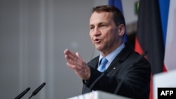 За словами міністра, влада Польщі бореться з дезінформацією, яку Росія намагається поширювати після атаки