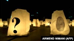 Umiru počinioci, umiru oni koji znaju gdje su grobnice, odgovora nema... (Foto: Obilježavanje Dana nestalih, Priština 2013, ilustracija)