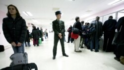 Türkmen migranty Aşgabadyň aeroportyndaky ýagdaýlar barada gürrüň berýär