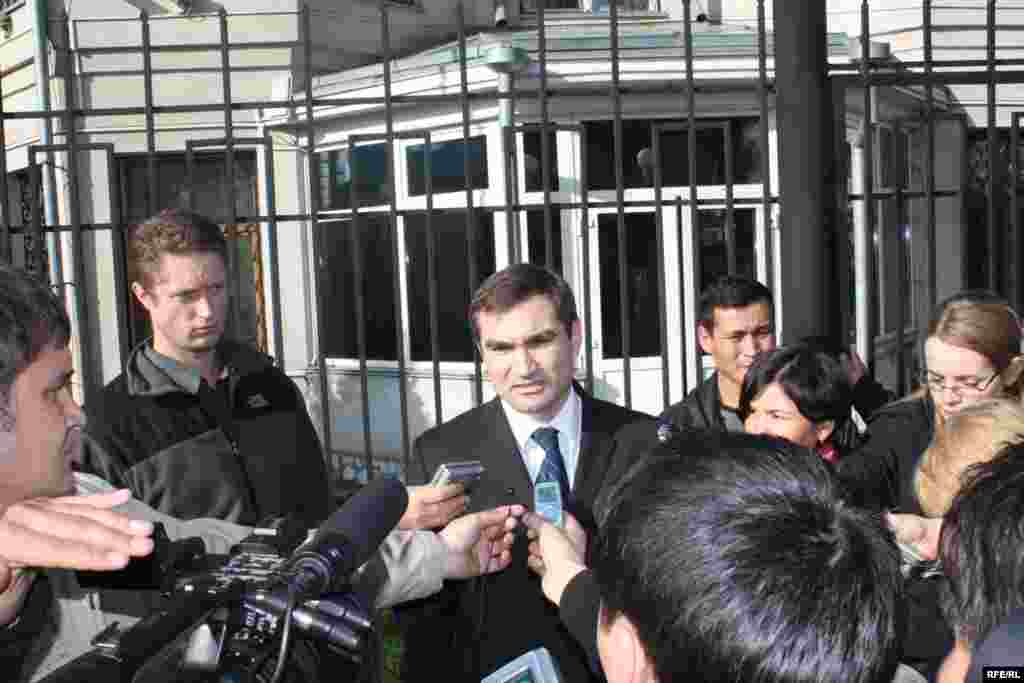 Европадагы Коопсуздук жана Кызматташтык уюмунун Бишкектеги борборунун башчысынын орун басары Лилан Дарий пикетте тургандарга чыгып, ЕККУ "Азаттыктын" берүүлөрү кабылган тоскоолдуктар  жөнүндө маселе каралып жатканын билдирди.