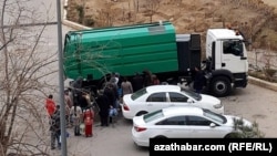 Türkmenistanda suw üpjünçiligi kesilen sebitiň ýaşaýjylary üçin agyz suwuny getiren ulag (Arhiw suraty)