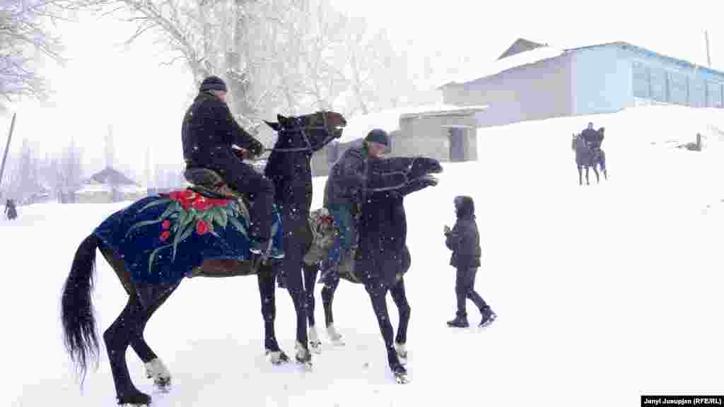 Подростки на главной улице. Зимой практически все мужское население пропадает на игре козлодрание, а уход за конями полностью ложится на плечи подростков - атчы (атчы ухаживают за лошадями), чем те очень гордятся. Ведь не у всех есть кони.