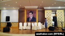 Prezidentiň portreti toý zallarynda hem ýerleşdirilýär.