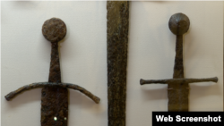 Оружие 14-16 вв. Мечи, которые использовались в 14 веке, представлены «романскими» и «готическими» типами. Они имели длинный тяжелый клинок треугольной формы и рукоять, приспособленную для удержания двумя руками