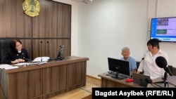 В суде по делу Енсебека. Слева-направо: судья Бейнегуль Кайсина, отец подсудимого Мурат Тургынбаев и адвокат Жанар Балгабаева. 9 апреля 2025 года