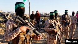 Soldați Hamas în timpul unui schimb de prizonieri cu Israelul