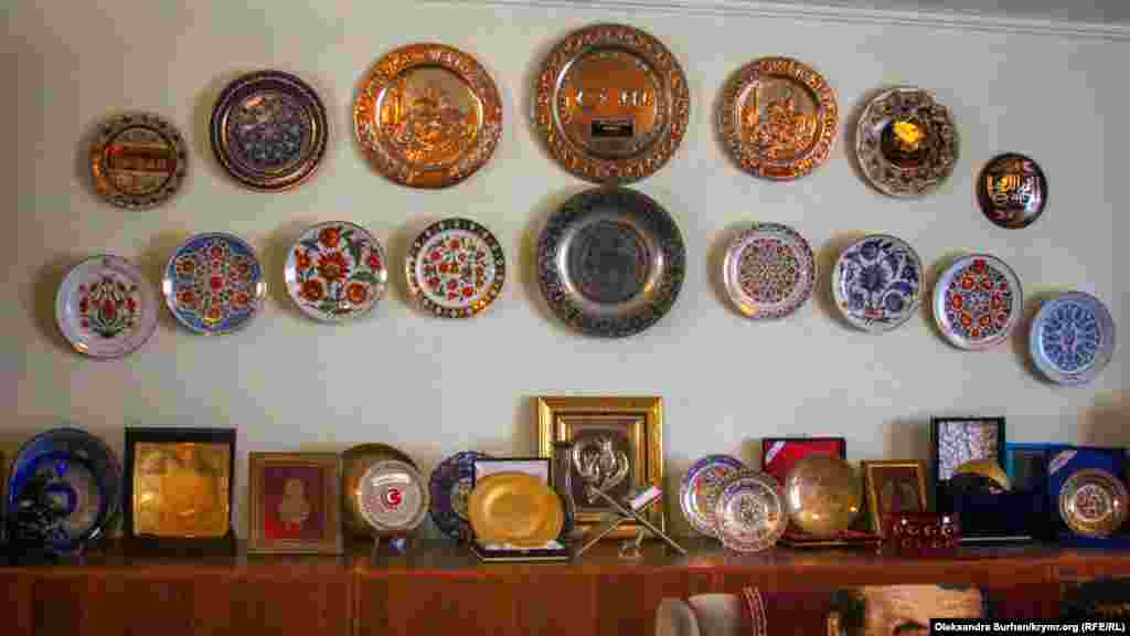 "Bu sanki sade bir yaraştırıcı tepsi, dep körüne, amma kerçekten, olarnıñ episiniñ öz ikâyesi bar", - tarif ete Cemileva