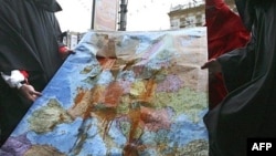 Члены молодежного движения с окровавленной картой Европы во время публичной акции протеста. Иллюстративное фото.    