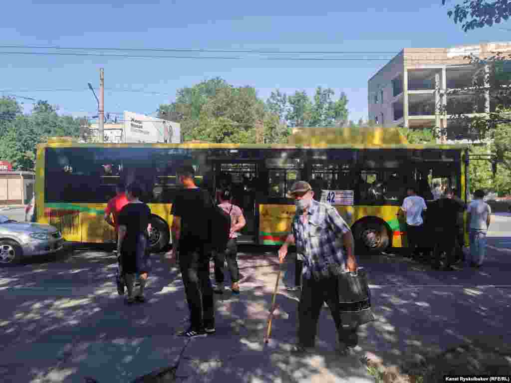 Баш калаада учурда автобус жана троллейбустар гана калкты тейлеп жатат.