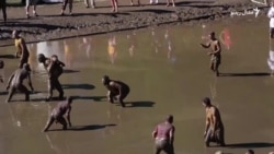 نیو هیمپشر کې په خټو کې د امریکايي فوټبال سیالۍ شوې دي