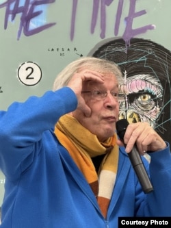 Виктор Ерофеев. Вечер в Пражском книжном клубе. 3 декабря 2025. Фото: Алла Эбель.