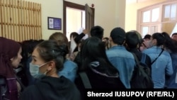 Узбекистанские студенты выстраиваются в длинные очереди, чтобы забрать свои документы из вузов Кыргызстана. Фото Шерзода Юсупова. 