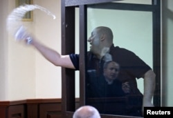 ნიკა მელია მოსამართლისთვის წყლის შესხმის შემდეგ საკუთარი სასამართლო პროცესიდან გააძევეს - განაჩენის გამოცხადებისას ის სასამართლოში აღარ მისულა და მისთვის შეფარდებული სასჯელი მოსამართლემ თითქმის ცარიელ დარბაზში გამოაცხადა