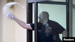 ნიკა მელია მოსამართლე ირაკლი შვანგირაძეს წყალს ასხამს. 30 მაისი