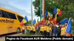 Membri și simpatizanți ai Alianței pentru Unirea Românilor (AUR) într-o caravană prin R. Moldova