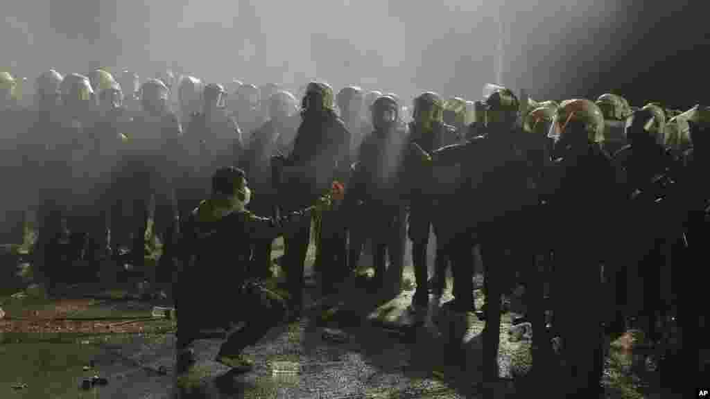 Un protestatar oferă flori poliției antirevoltă la Istanbul, pe 23 martie 2025. Ekrem İmamoğlu a fost arestat cu câteva zile înainte de a fi nominalizat oficial drept candidat la următoarele alegeri prezidențiale.