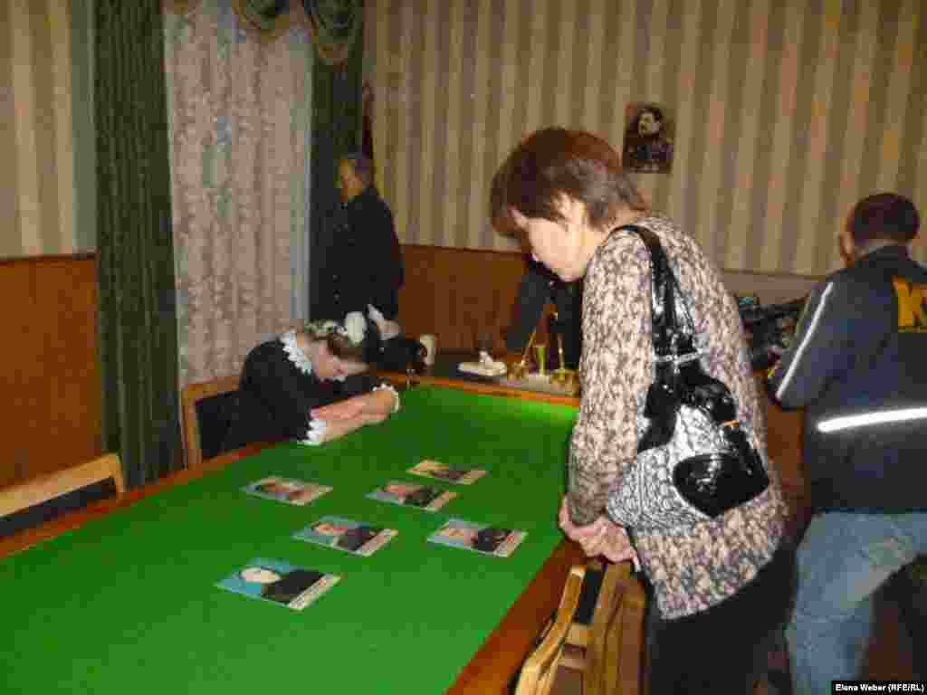 Посетители музея находятся в кабинете начальника управления Карлага. Девочка, сидящая за столом, &ndash; в роли дочери врага народа, которую заставляют отказаться от своего отца. В случае неповиновения "начальник лагеря" грозит отправить ее по этапу.&nbsp;