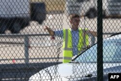 Protestatarii au tăiat gardul aeroportului din Frankfurt și au reușit să ajungă pe pistă.