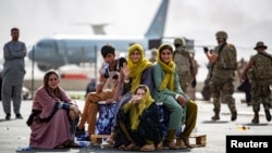 Кабул аэропортунда эвакуацияны күткөн оогандaр.
