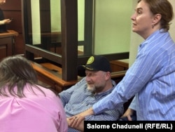 ზურა "გირჩი" ჯაფარიძე ცოლთან, ნატა ქორიძესთან ერთად სასამართლოს დარბაზში - ნატა ქორიძე, რომელიც საგარეო საქმეთა სამინისტროს უსაფრთხოების პოლიტიკისა და ევროატლანტიკური ინტეგრაციის დეპარტამენტში მუშაობდა, საჯარო სამსახურიდან პოლიტიკური ნიშნით გათავისუფლებულად მიიჩნევს თავს.