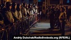 Біля будівлі адміністрації президента, вечір 13 березня 2017 року