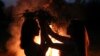 Дзяўчаты зь вяночкамі каля вогнішча на Прыпяці, горад Тураў на Гомельшчыне, 6 ліпеня 2020. Архіўнае фота