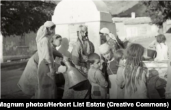 Женщины и дети возле фонтана-чешме. Крым, 1943 год