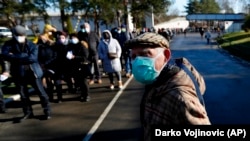 Люди стоят в очереди, чтобы получить вакцину от COVID-19. Белград, 25 января 2021 года.