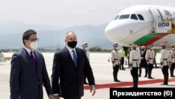 Pendarovski i Zaev na aerodromu u Skoplju 26. maja 2021.