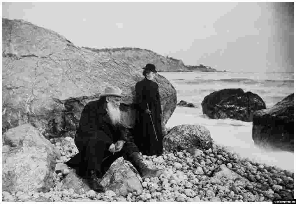 Толстой с дочерью Александрой на берегу моря, 1901 год. В том же году Толстой был отлучен от Русской православной церкви. &nbsp;
