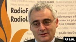 چارلز اشر اسمال، مدیر بخش مطالعات یهودی‌ستیزی در دانشگاه ییل آمریکا