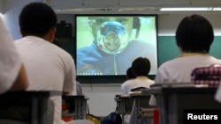 Кытай студенттерине космостогу учкуч  жандуу лекция окуп жатат. 