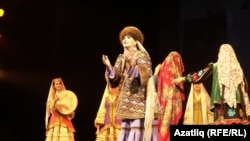 Татарстан дәүләт җыр һәм бию ансамбле себер татарларының туй йоласын күрсәткән иде (2020 ел)