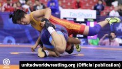 Мээрим Жуназарова спорттук күрөш боюнча жаштар арасындагы дүйнө чемпиондугунун жарым чейрек финалдык таймашында. 3-август, 2017-ж.